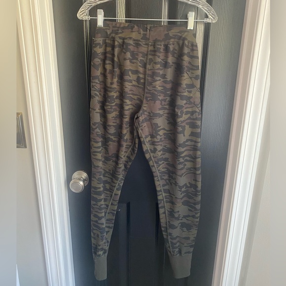 Alphalete camo army green joggers pants women’s size small - Picture 2 of 8